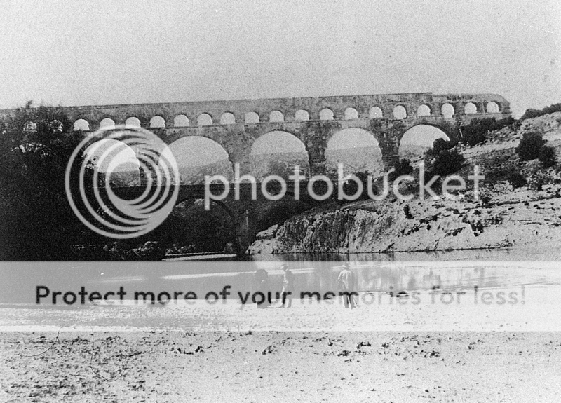 800px-Pontdugard.png